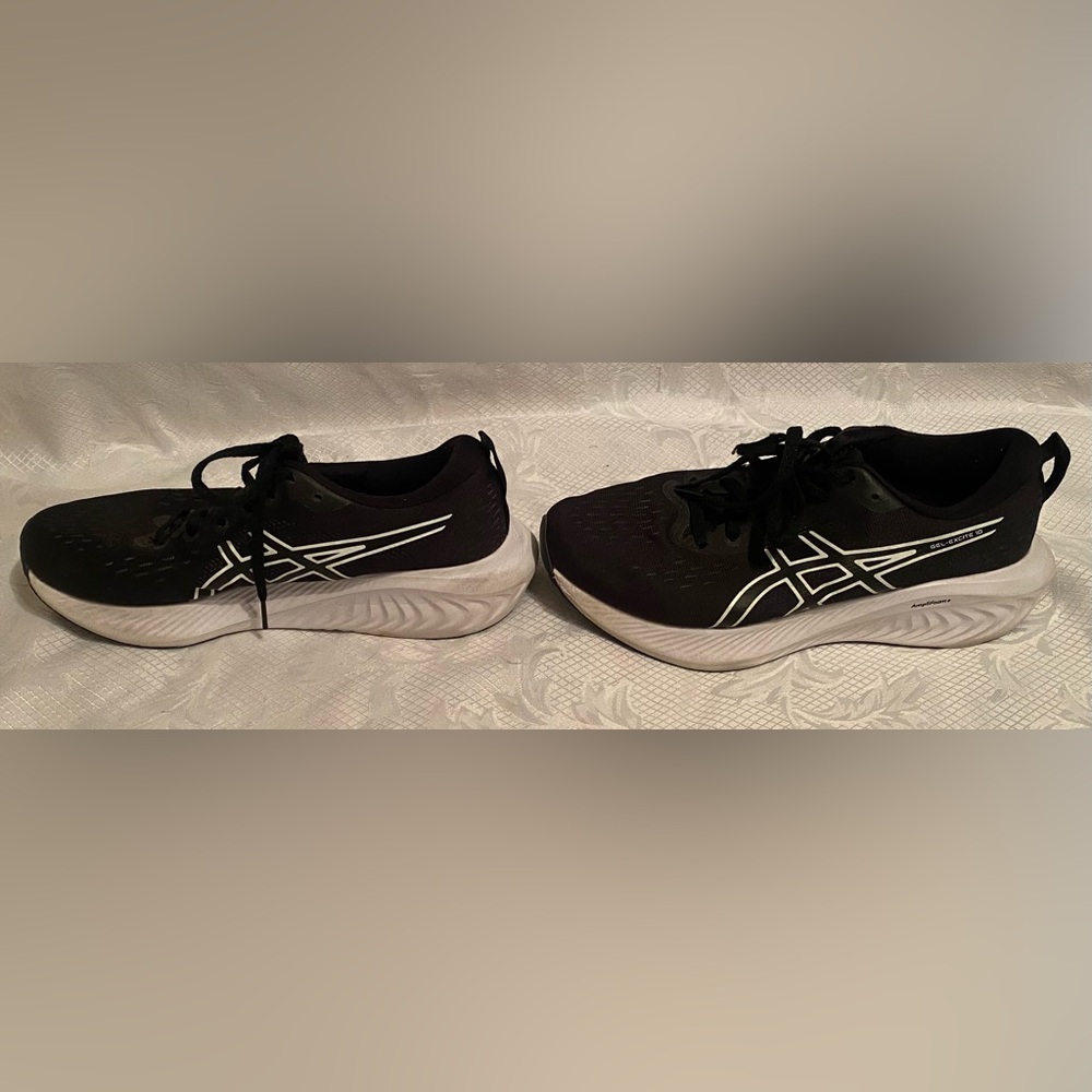 ASICS Black and White Running Shoes. Size 7.5 - Picture 4 of 9